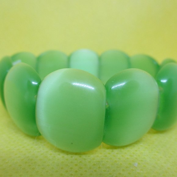 LARGE GLASS MOONGLOW Bracelet Large Green Oval Glass Moonglow Beaded 2 Elastic - Picture 6 of 9